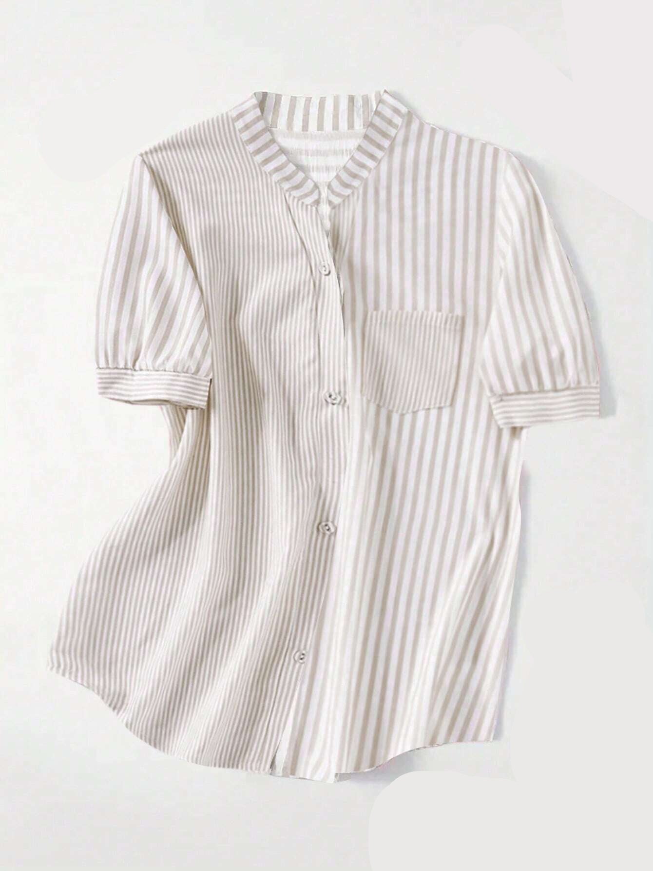 Gestreifte Bluse mit kurzen Ärmeln, Knopfleiste und Brusttasche auf weißem Hintergrund. Perfekt für Sommermode. Elegante Damenbekleidung.