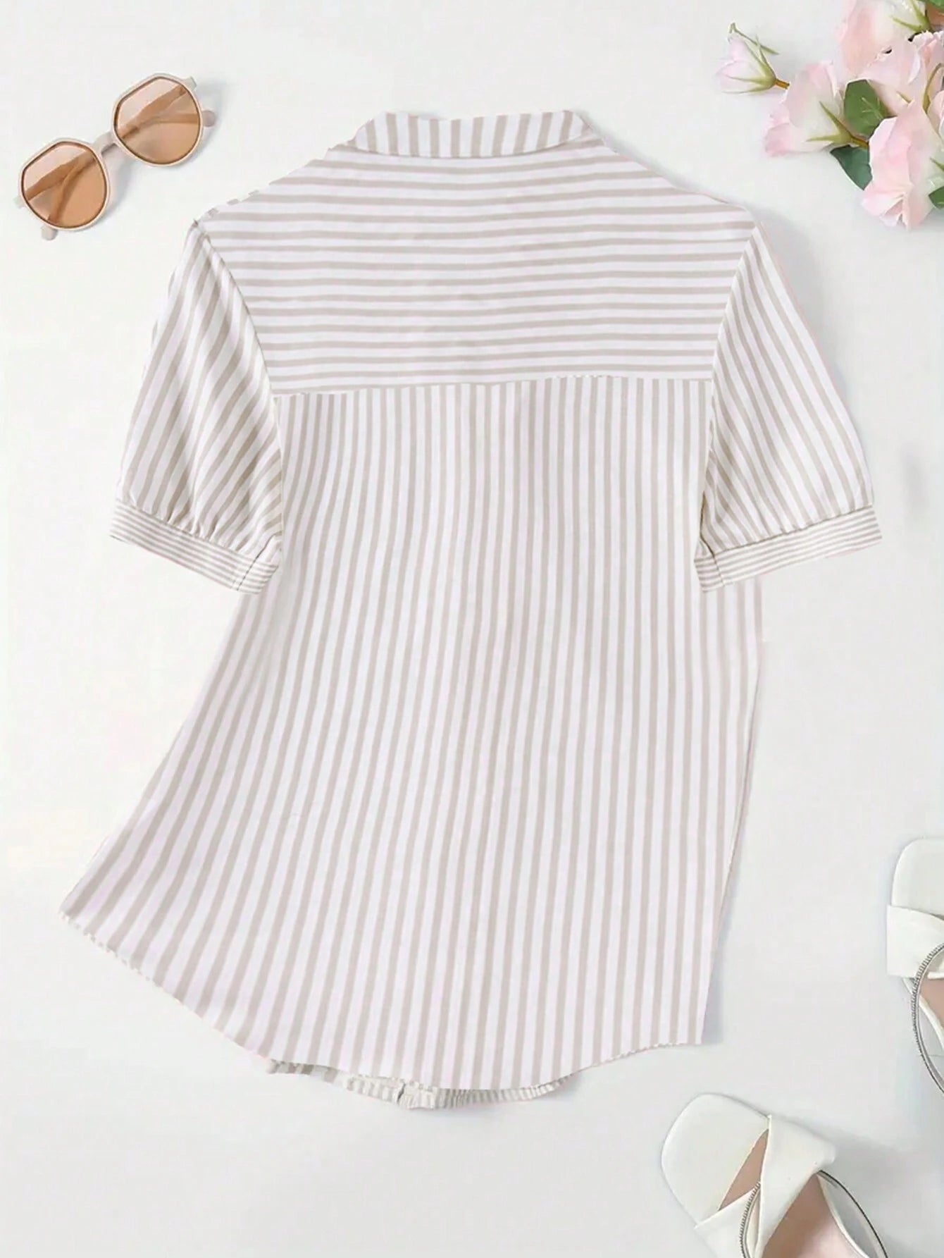 Gestreiftes Hemd in Beige und Weiß, kurzärmelig, aus leichter Baumwolle. Perfekt für Sommermode, Freizeitkleidung und stilvolle Outfits.