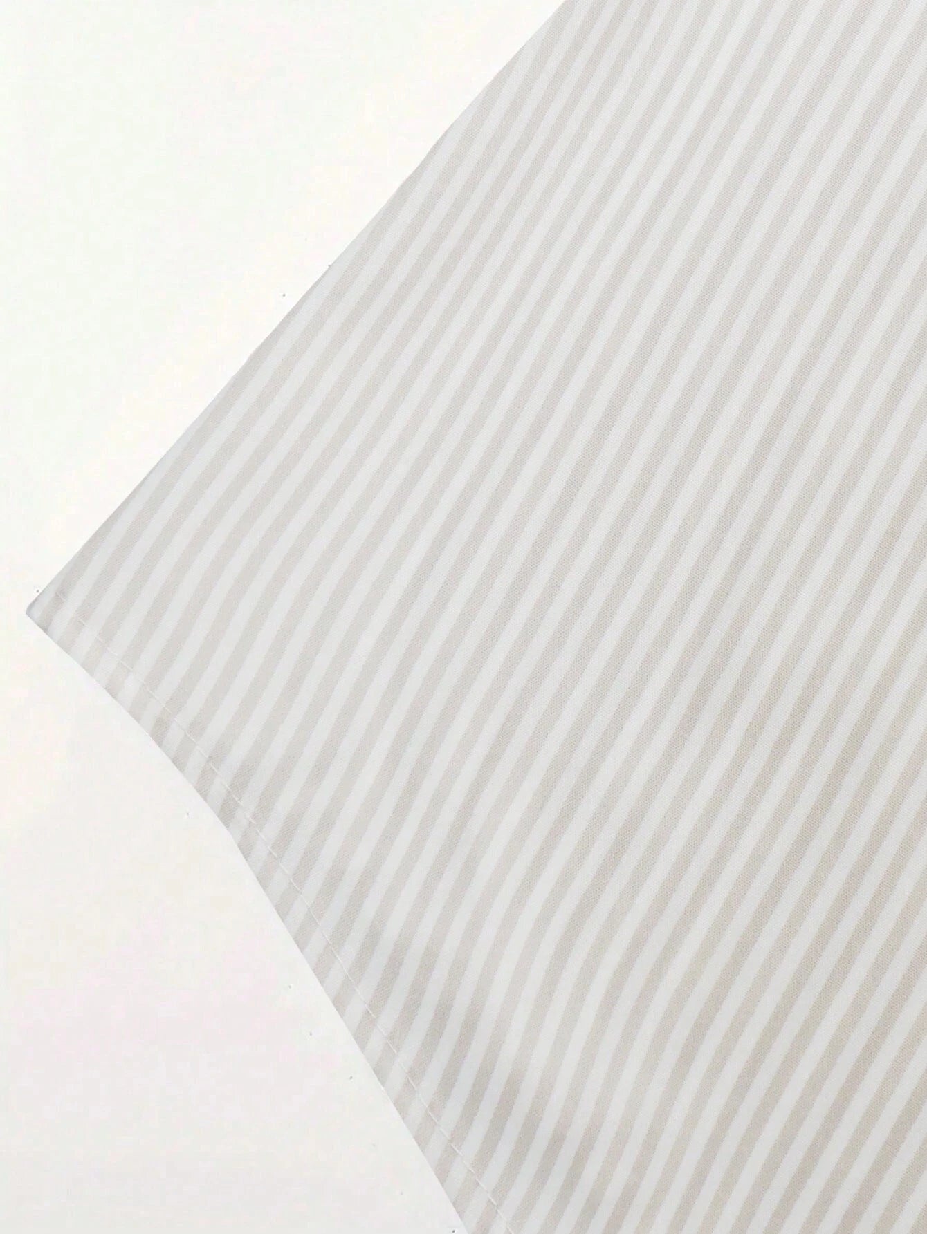 Gestreiftes Bettlaken in Beige und Weiß, hochwertig, aus Baumwolle, ideal für Schlafzimmer, modernes Design, langlebig und pflegeleicht.