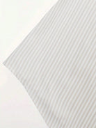 Gestreiftes Bettlaken in Beige und Weiß, hochwertig, aus Baumwolle, ideal für Schlafzimmer, modernes Design, langlebig und pflegeleicht.
