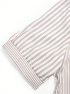 Gestreiftes Hemdärmel-Detail in Beige und Weiß, hochwertiger Baumwollstoff, modisches Design, ideal für Business- und Freizeitkleidung.
