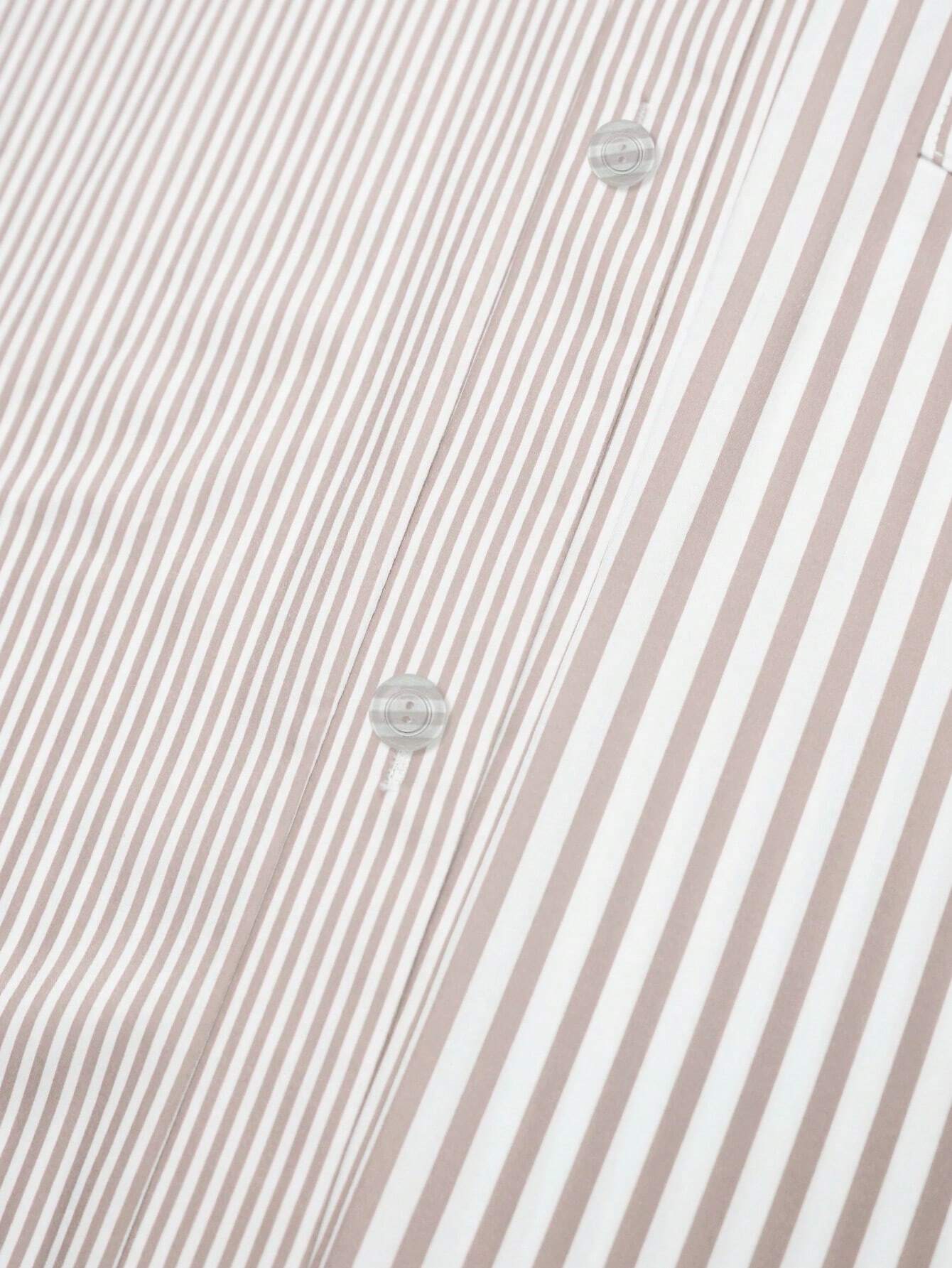 Gestreiftes Hemd in Beige und Weiß, Nahaufnahme. Hochwertige Baumwolle, klassisches Design, ideal für Business und Freizeitmode.
