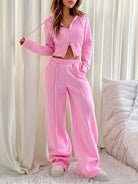 Frau in rosa Jogginganzug, Kapuzenjacke und Jogginghose, gemütliche Lounge-Bekleidung.