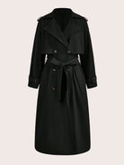 Eleganter schwarzer Trenchcoat für Damen, klassisches Design mit Gürtel und Knöpfen, ideal für Herbstmode und zeitlosen Stil.
