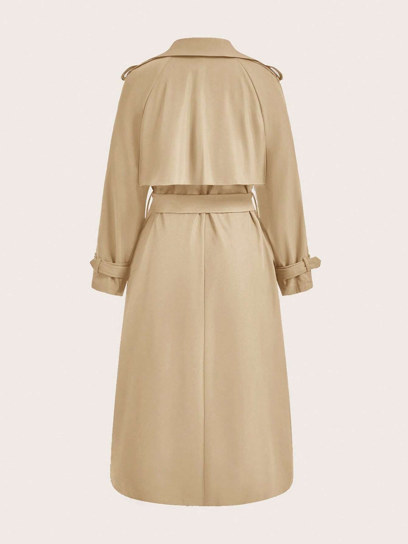 Eleganter beiger Trenchcoat für Damen, klassisches Design, hochwertiger Stoff, ideal für Herbstmode, stilvoller Mantel mit Gürtel und Schulterklappen.