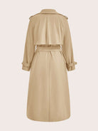 Eleganter beiger Trenchcoat für Damen, klassisches Design, hochwertiger Stoff, ideal für Herbstmode, stilvoller Mantel mit Gürtel und Schulterklappen.