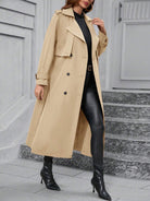 Eleganter beiger Trenchcoat für Damen, ideal für Herbstmode. Kombiniert mit schwarzer Lederhose und Stiefeletten für einen stilvollen Look.