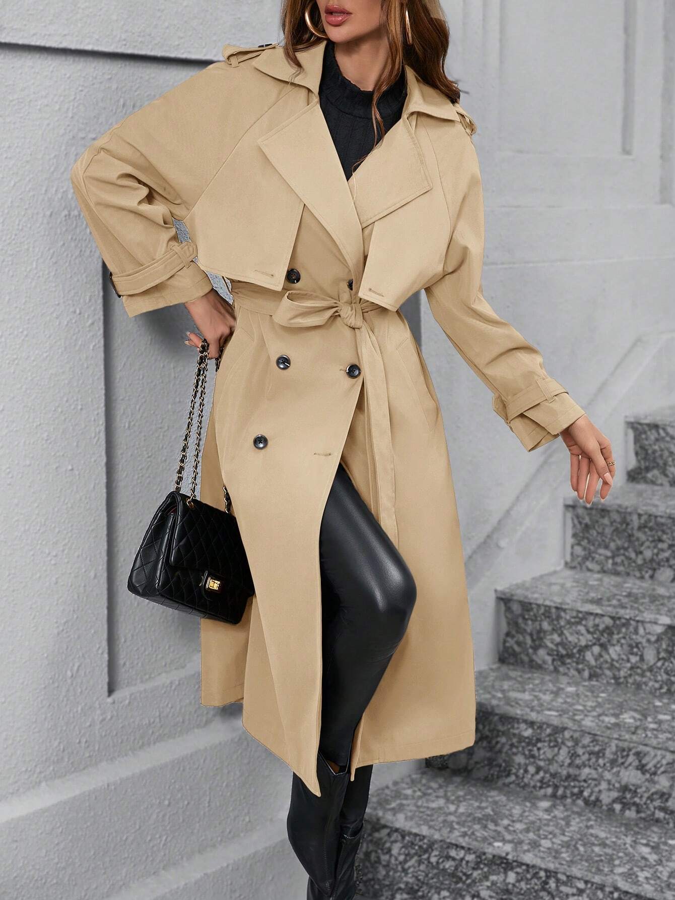 Eleganter beiger Trenchcoat für Damen, kombiniert mit schwarzer Lederhose und gesteppter Handtasche. Perfekt für stilvolle Herbstmode.