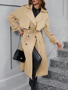 Eleganter beiger Trenchcoat für Damen, kombiniert mit schwarzer Lederhose und gesteppter Handtasche. Perfekt für stilvolle Herbstmode.