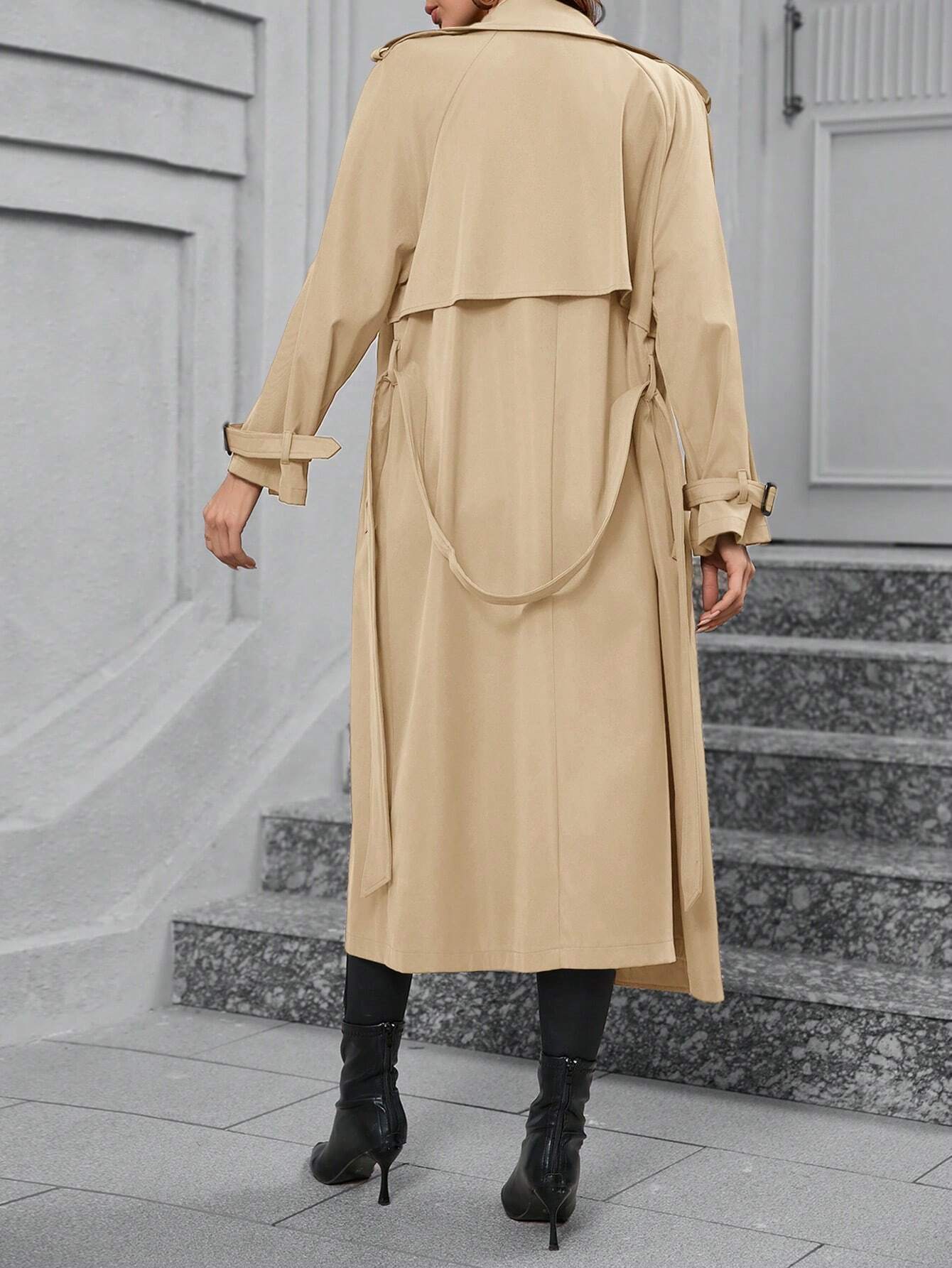 Beiger Trenchcoat für Damen, stilvoll und zeitlos, ideal für Herbstmode. Perfekt kombiniert mit schwarzen Stiefeletten für einen eleganten Look.