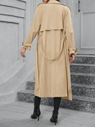 Beiger Trenchcoat für Damen, stilvoll und zeitlos, ideal für Herbstmode. Perfekt kombiniert mit schwarzen Stiefeletten für einen eleganten Look.