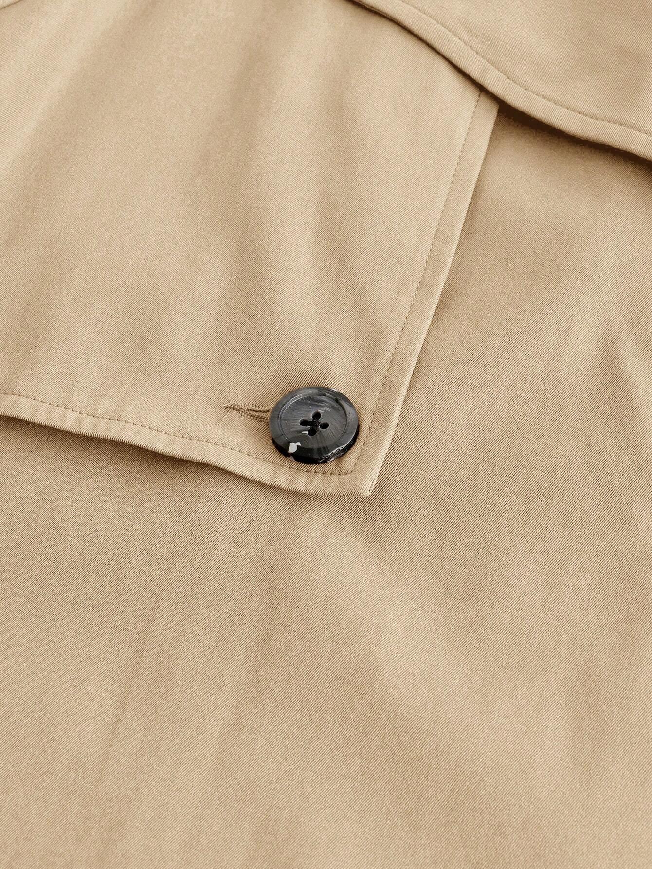 Beige Trenchcoat-Detail mit schwarzem Knopf, hochwertiger Stoff, klassisches Design, ideal für stilvolle Herbst- und Wintermode.