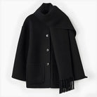 Eleganter schwarzer Wollmantel mit Knöpfen und integriertem Schal, ideal für Herbstmode. Hochwertige Verarbeitung, zeitloses Design.