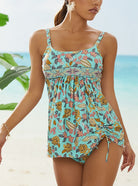 Frau im geblümten Tankini am Strand, türkisfarben, Sommermode, Bademode, tropisches Design.