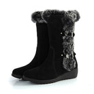 Schwarze Damen-Winterstiefel mit Kunstfellbesatz, Keilabsatz und Schnallen. Ideal für kalte Tage, modisch und warm. Wintermode, Damenstiefel.
