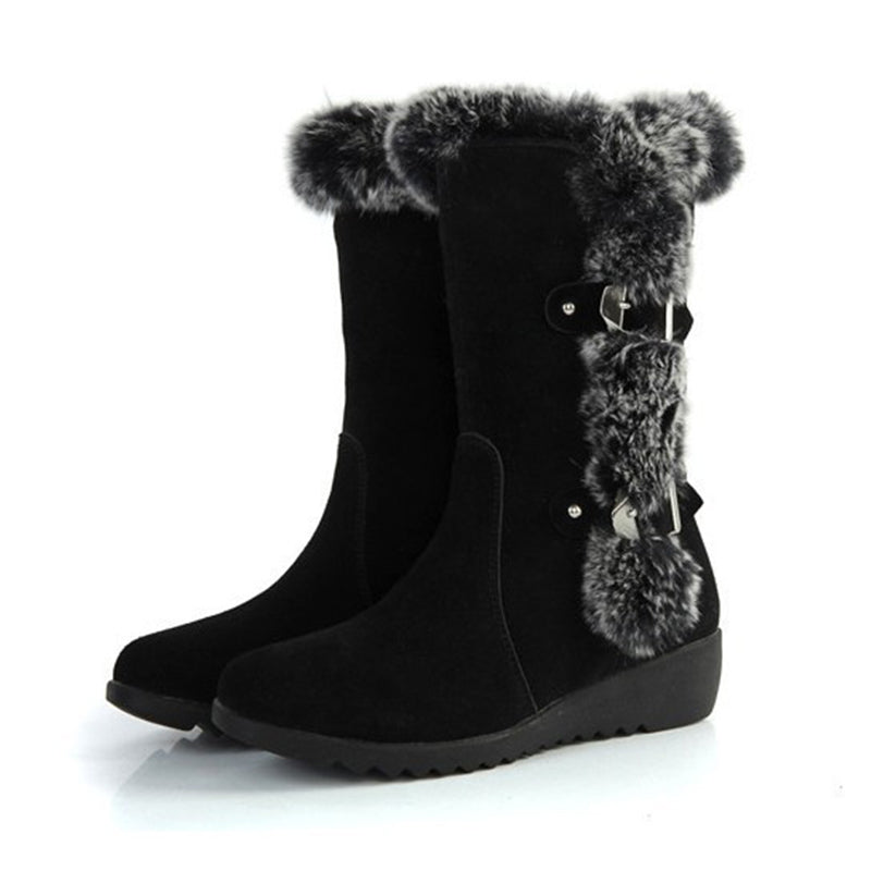 Schwarze Damen-Winterstiefel mit Kunstfellbesatz, Keilabsatz und Schnallen. Ideal für kalte Tage, modisch und warm. Wintermode, Damenstiefel.