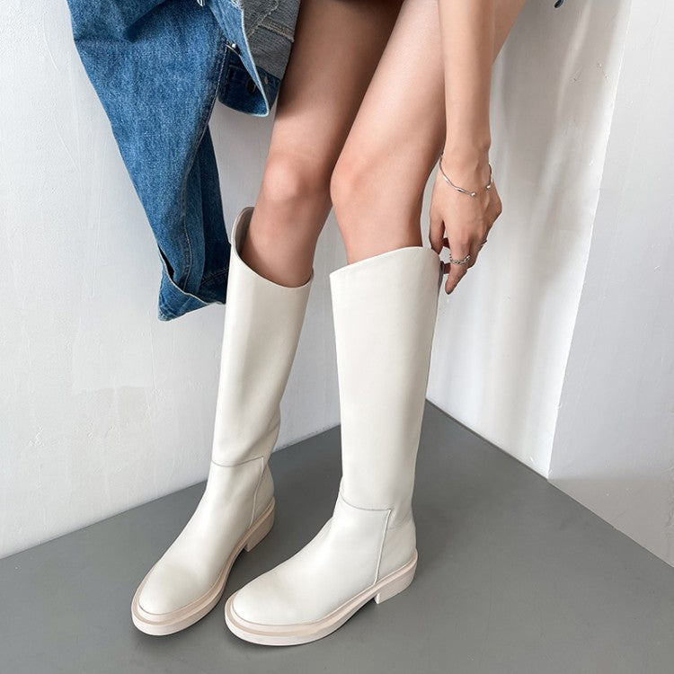 Damenmode: Stilvolle, kniehohe weiße Stiefel aus Leder, kombiniert mit blauer Jeans. Perfekt für trendige Herbst- und Winteroutfits.