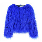 Blaue Kunstpelzjacke, flauschig und modisch, ideal für trendige Winteroutfits. Perfekt für stilvolle Akzente und warme Eleganz.