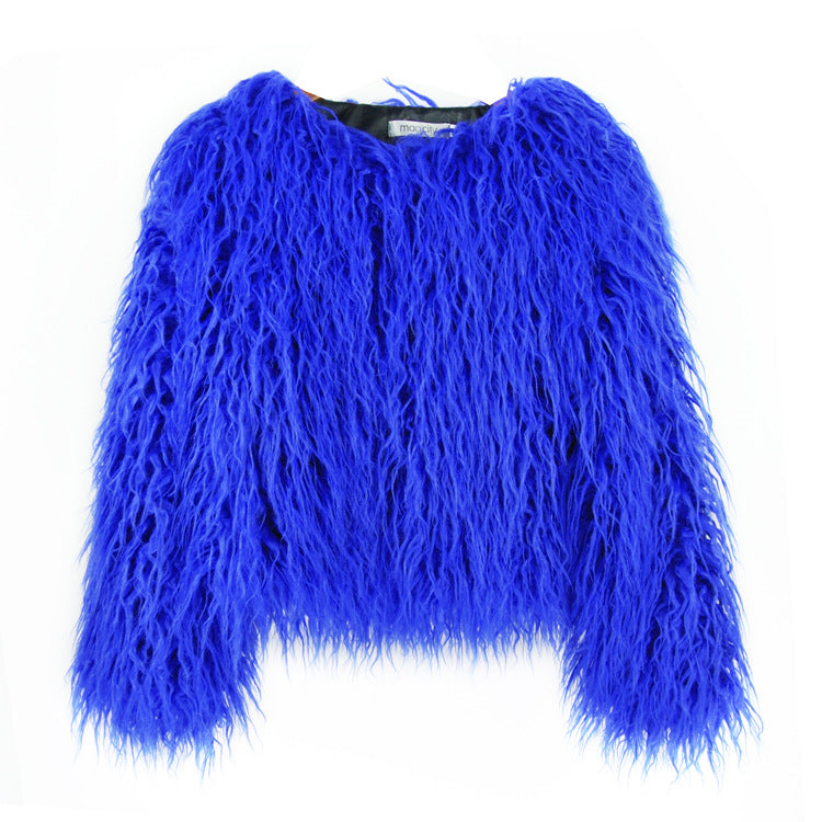 Blaue Kunstpelzjacke, flauschig und modisch, ideal für trendige Winteroutfits. Perfekt für stilvolle Akzente und warme Eleganz.