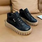 Schwarze Sneaker mit dicker Sohle, modisch und bequem, ideal für den Alltag. Trendige Schuhe für Damen und Herren, perfekt für jede Jahreszeit.