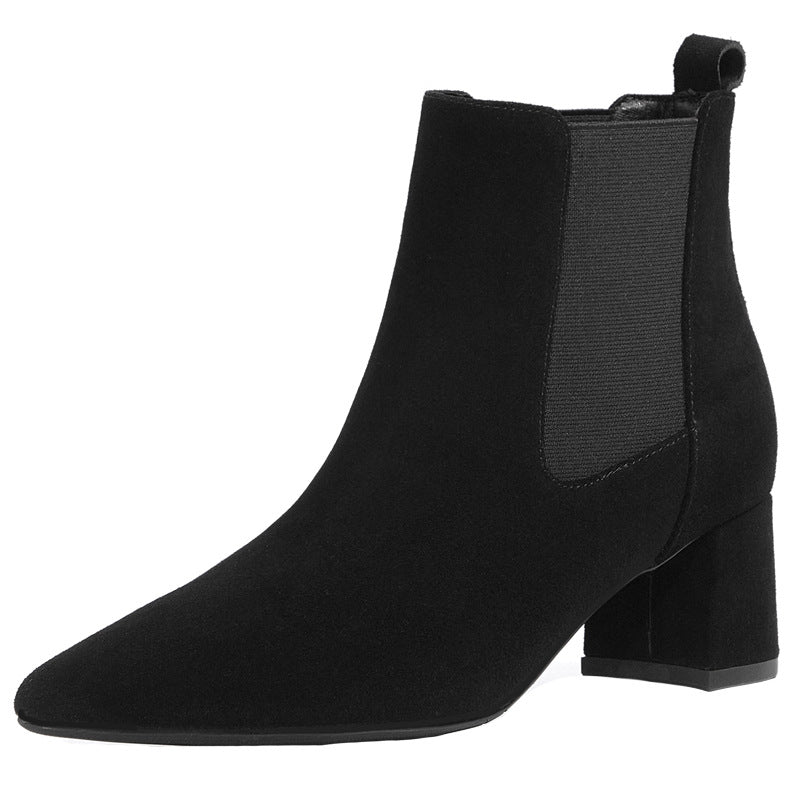 Eleganter schwarzer Chelsea Boot aus Wildleder mit Blockabsatz. Perfekt für Damenmode, Herbsttrends und stilvolle Alltagsoutfits.