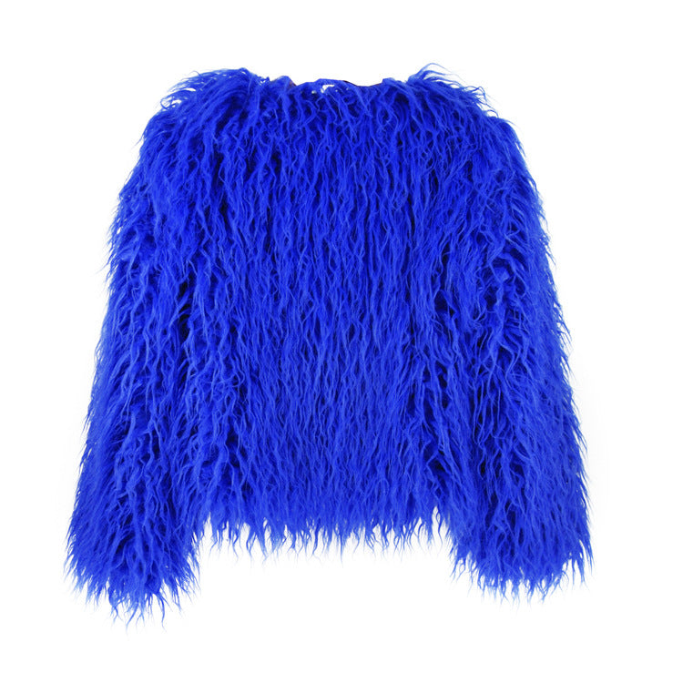 Blaue Kunstpelzjacke, flauschig und modisch, ideal für trendige Winteroutfits. Perfekt für stilvolle Akzente und warme Eleganz.