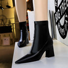 Elegante schwarze Stiefeletten mit Blockabsatz und spitzer Zehenpartie, ideal für Damenmode, Herbsttrends und stilvolle Outfits.