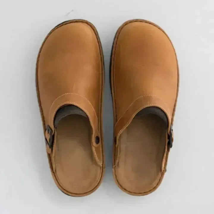 Braune Ledersandalen mit Schnalle, ideal für Sommermode. Bequeme, stilvolle Clogs für Damen und Herren. Perfekt für Freizeit und Alltag.