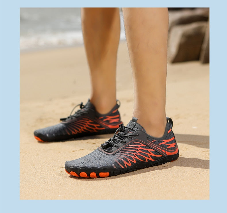 Wasserschuhe für Herren am Strand, schwarz-orange Design, rutschfest, ideal für Outdoor-Aktivitäten, atmungsaktiv, leicht, schnell trocknend.