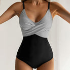 Damen-Badeanzug mit schwarz-weißem Streifenmuster, figurbetont, elegantes Design, ideal für Strandmode und Sommerurlaub.