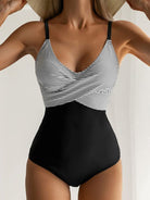 Eleganter gestreifter Badeanzug für Damen, schwarz-weiß, mit V-Ausschnitt und verstellbaren Trägern. Perfekt für Strand und Pool.