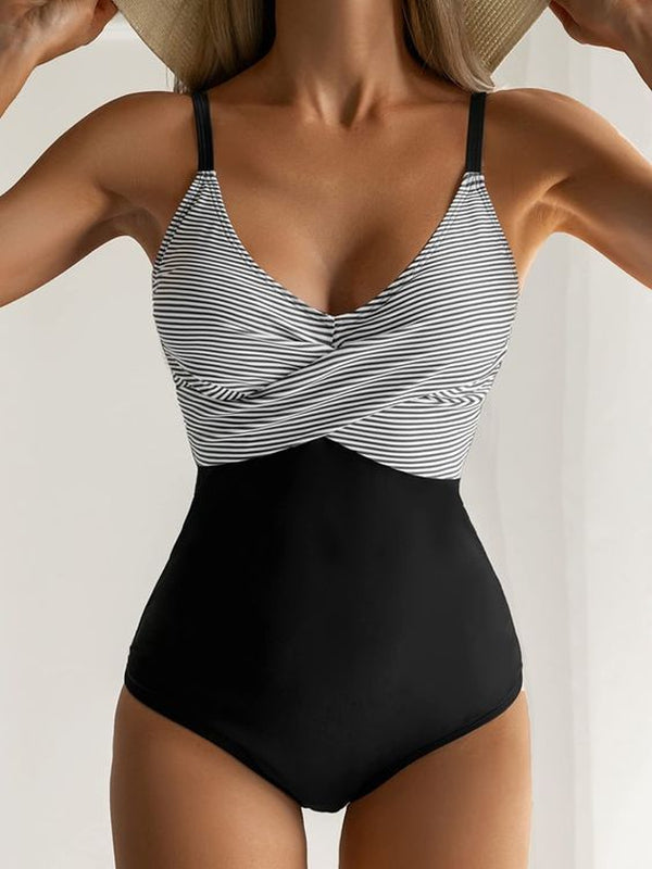 Eleganter gestreifter Badeanzug für Damen, schwarz-weiß, mit V-Ausschnitt und verstellbaren Trägern. Perfekt für Strand und Pool.