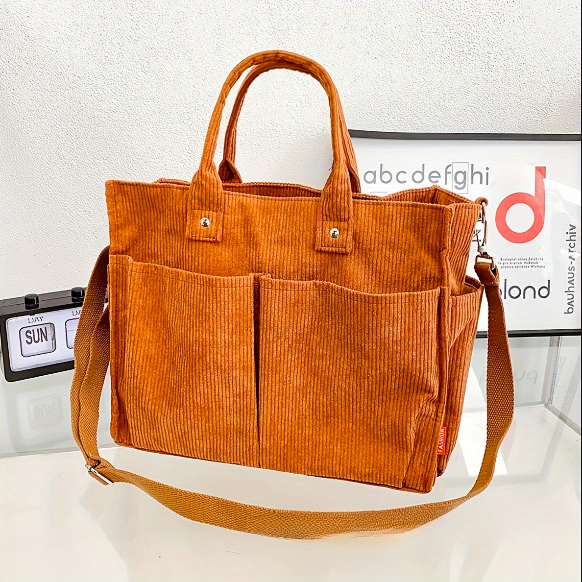 Kordtasche in Braun mit verstellbarem Schultergurt, ideal für den Alltag. Praktische Fächer, stilvolles Design, perfekte Damenhandtasche.