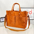 Kordtasche in Braun mit verstellbarem Schultergurt, ideal für den Alltag. Praktische Fächer, stilvolles Design, perfekte Damenhandtasche.