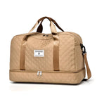 Beige Reisetasche aus Leder mit Tragegriffen und Schulterriemen, geräumig, stilvoll, langlebig.