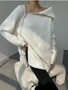 Weißer Strickpullover mit asymmetrischem Reißverschluss, modisch und elegant. Perfekt für Herbstmode, Damenbekleidung, stilvoller Look.