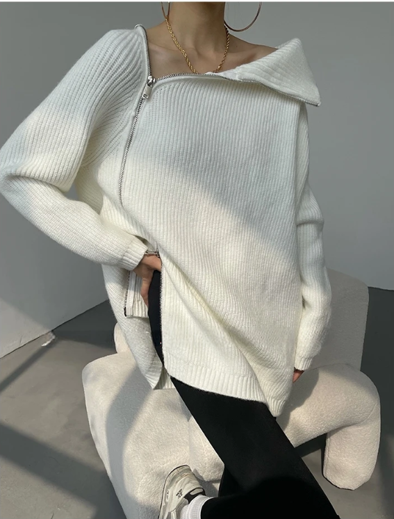 Weißer Strickpullover mit asymmetrischem Reißverschluss, modisch und elegant. Perfekt für Herbstmode, Damenbekleidung, stilvoller Look.