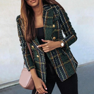 Damen-Blazer im karierten Design, grün-schwarz, mit goldenen Knöpfen. Modischer Look, ideal für Herbstmode und stilvolle Outfits.