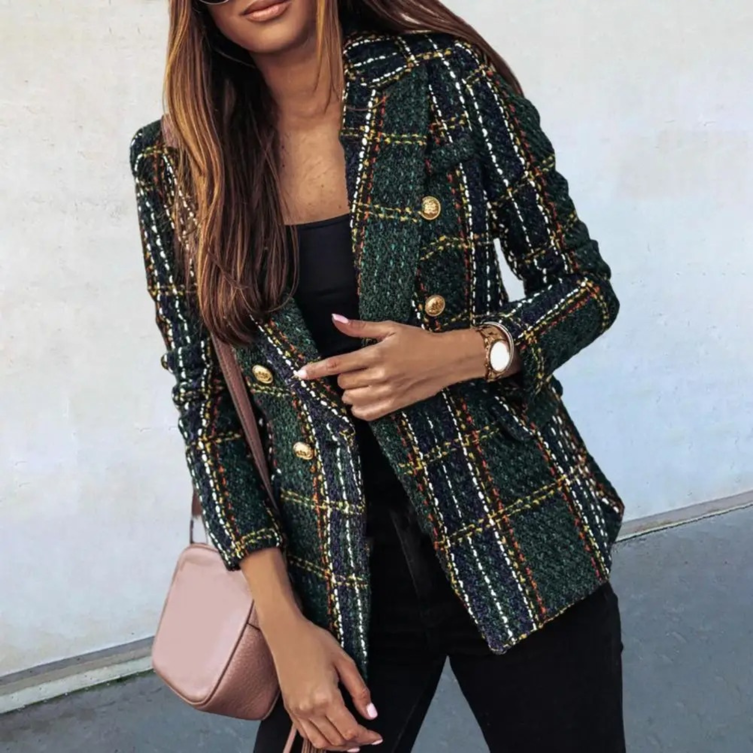 Damen-Blazer im karierten Design, grün-schwarz, mit goldenen Knöpfen. Modischer Look, ideal für Herbstmode und stilvolle Outfits.