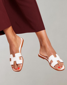 Weiße Ledersandalen für Damen, offenes Design, flacher Absatz, ideal für Sommermode. Perfekt kombinierbar mit lässigen Outfits.
