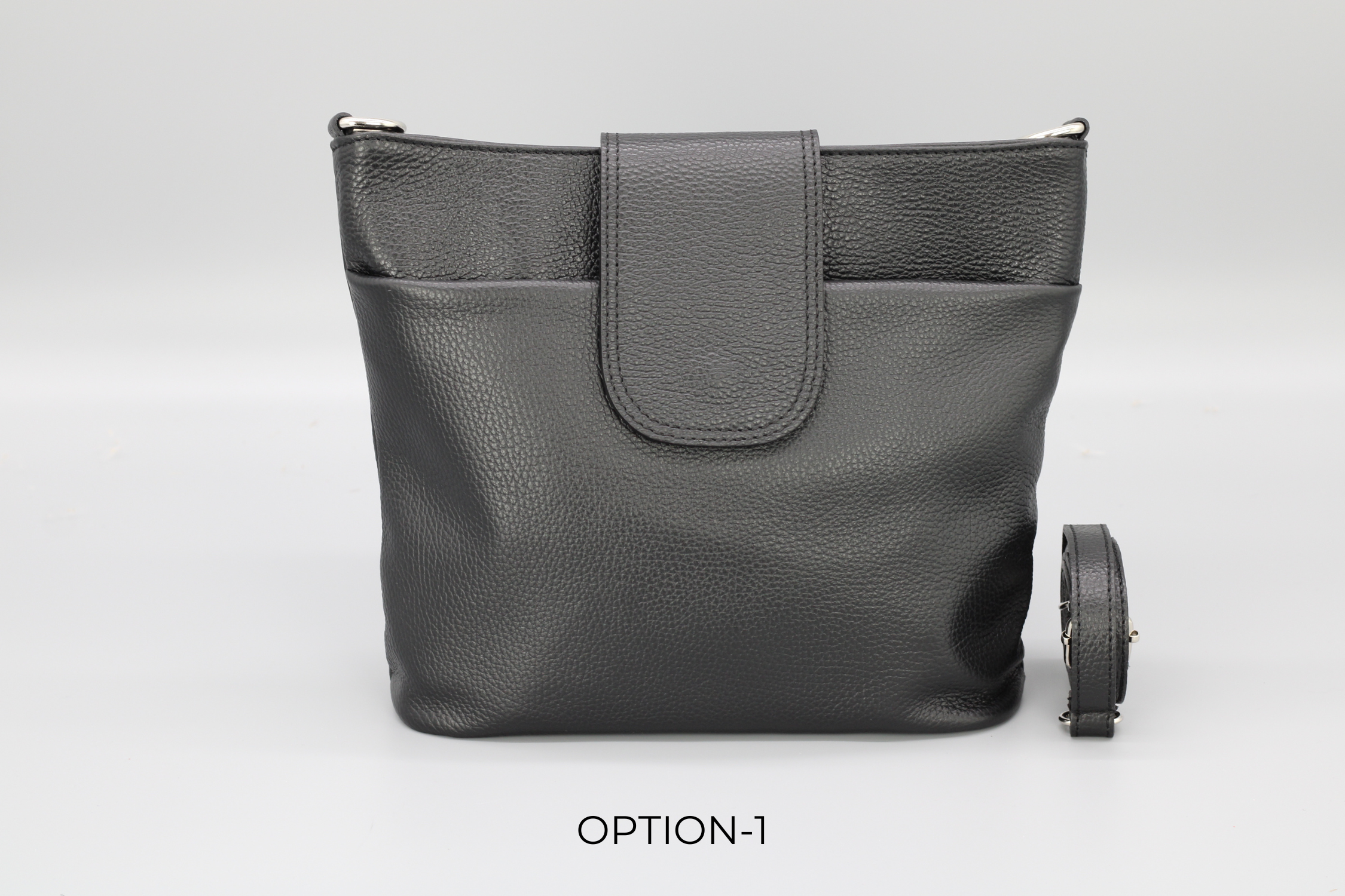 Schwarze Lederhandtasche mit verstellbarem Riemen, elegantem Design und Magnetverschluss. Perfekt für Damenmode und stilvolle Accessoires.