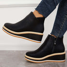 Schwarze Damen-Stiefeletten mit Keilabsatz, Reißverschluss und modernem Design. Perfekt für Herbstmode und bequemen Alltagsstil.
