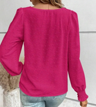 Damenbluse in kräftigem Pink mit langen Ärmeln und strukturiertem Stoff. Perfekt für modische Outfits. Hochwertige Damenmode online kaufen.