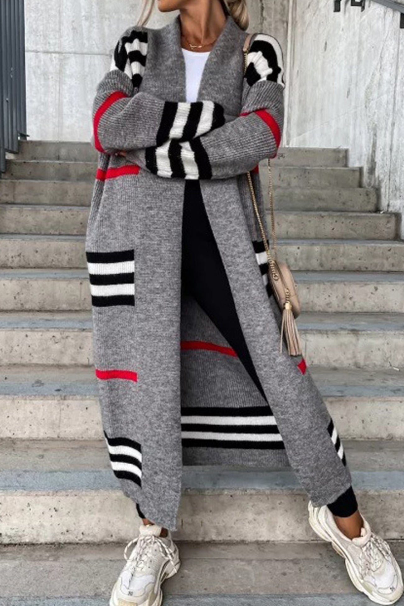 Damen Strickmantel grau mit Streifen, modisch, lang, ideal für Herbst, Winter, lässig, warm, bequem, trendige Oberbekleidung.