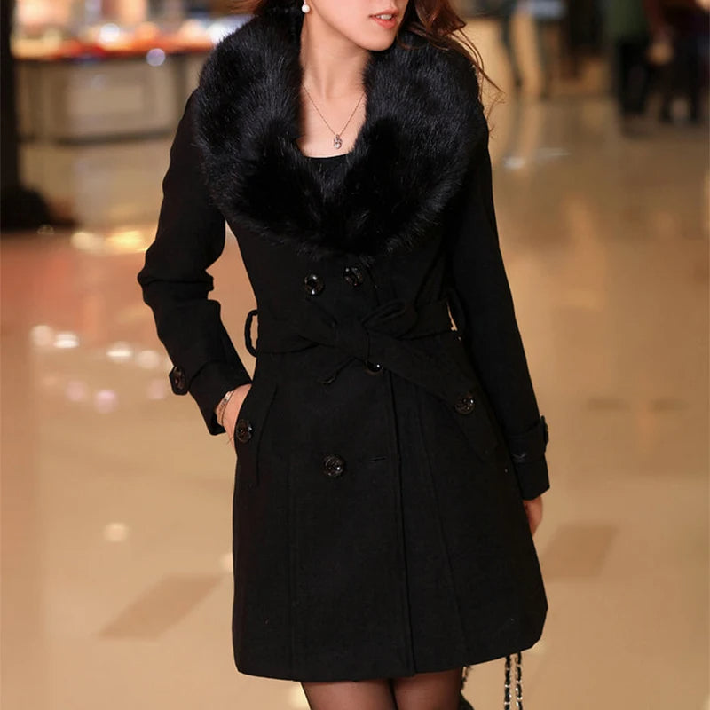 Eleganter schwarzer Damenmantel mit Kunstpelzkragen, ideal für Herbst und Winter. Modischer Trenchcoat, warm und stilvoll.