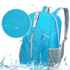 Wasserfester blauer Rucksack mit Reißverschluss, ideal für Outdoor-Aktivitäten und Reisen.