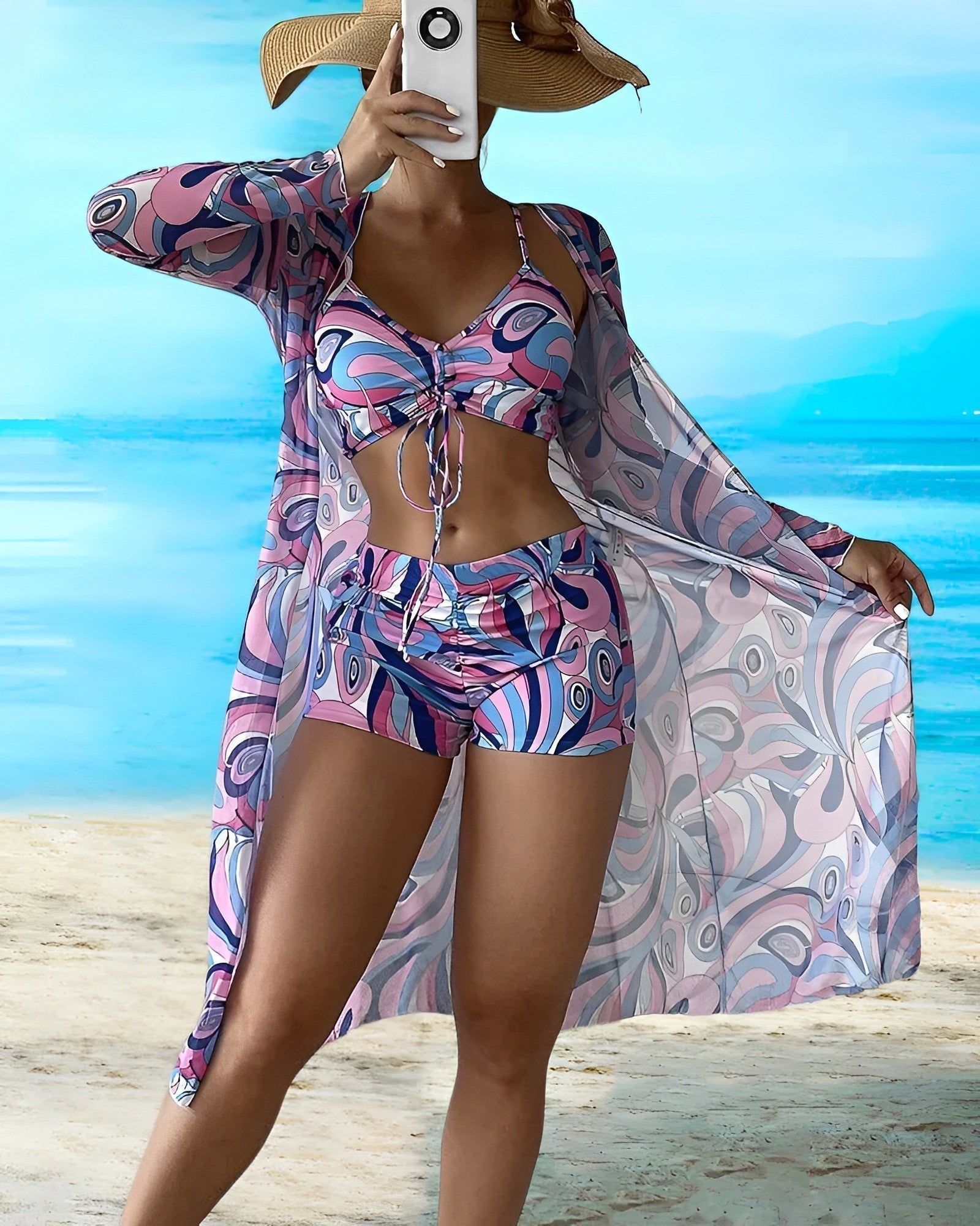 Frau in buntem Badeanzug mit geometrischem Muster und passendem Strandkimono am Strand. Sommermode, Strandbekleidung, stilvoller Look.