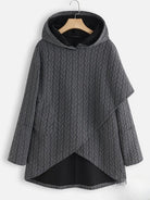Grauer Damen-Pullover mit Kapuze, asymmetrischem Schnitt und Zopfmuster. Modischer Kapuzenpullover, ideal für Herbst und Winter.