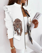 Damenjacke mit Leopardenmuster, Rüschenärmeln und Reißverschluss. Modisch, elegant, ideal für Herbstmode. Perfekt für stilvolle Outfits.