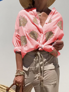 Frau in rosa bestickter Bluse, beige Hose, Strohhut, Sommermode, lässiger Stil.